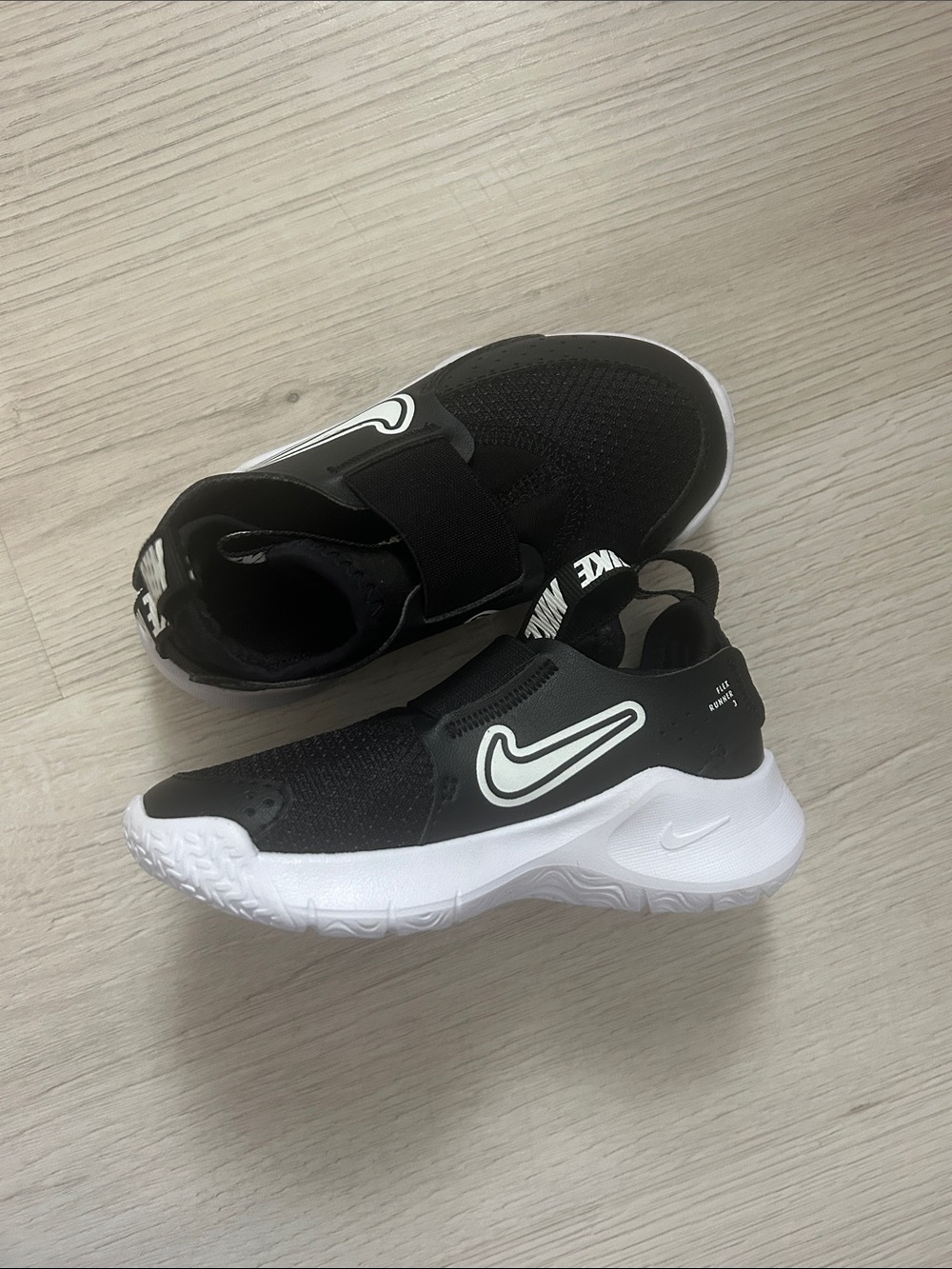 Nike BNWT Kids Flex Runner 3 Black and White Slip-On Sneakers